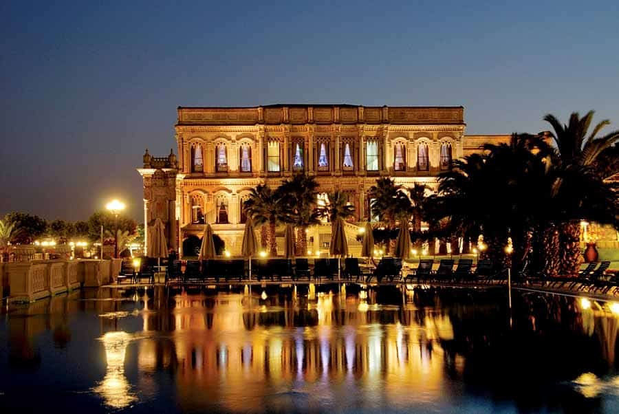 Lit up at night, the hotel is magical - photo Ciragan Palace Kempinski