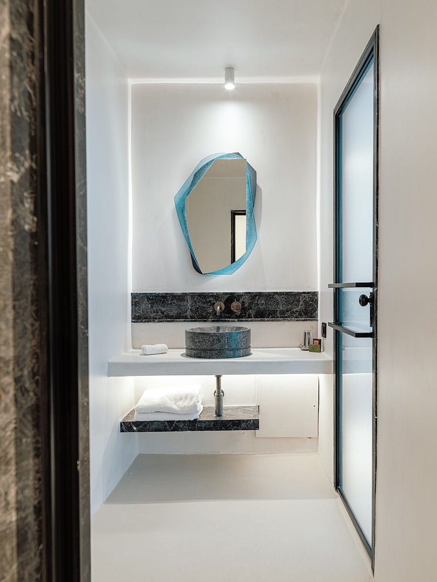 Bathroom with turquoise mirror at IKIES