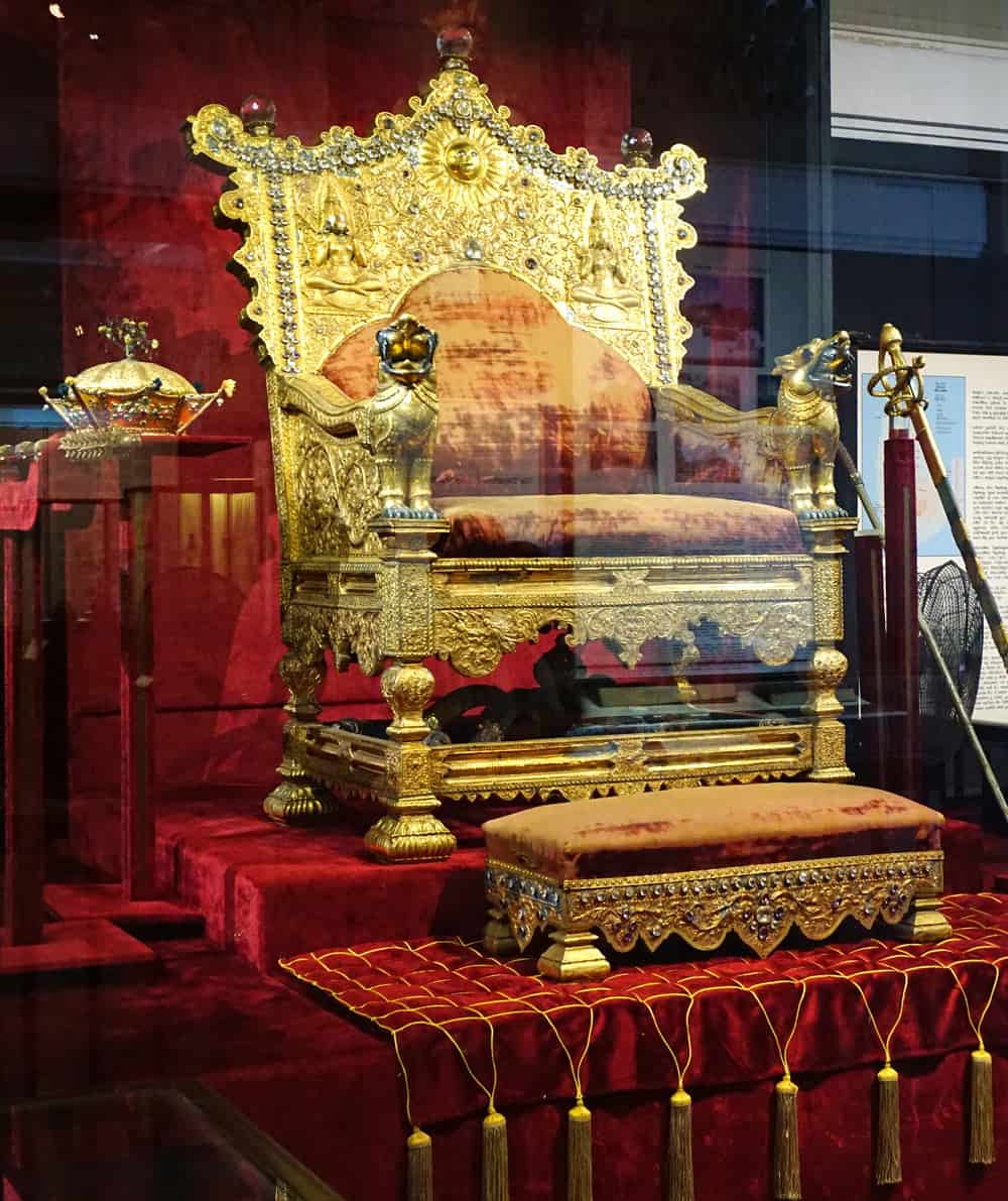 A highlight of the Colombo National Museum is the royal throne of King Wimaladharmasuriya II.