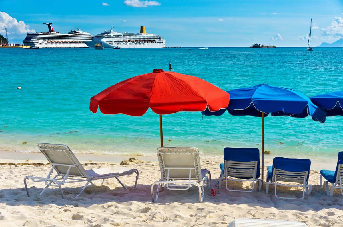 Great Bay Beach in Philipsburg – turquoise water and a view of cruise ships