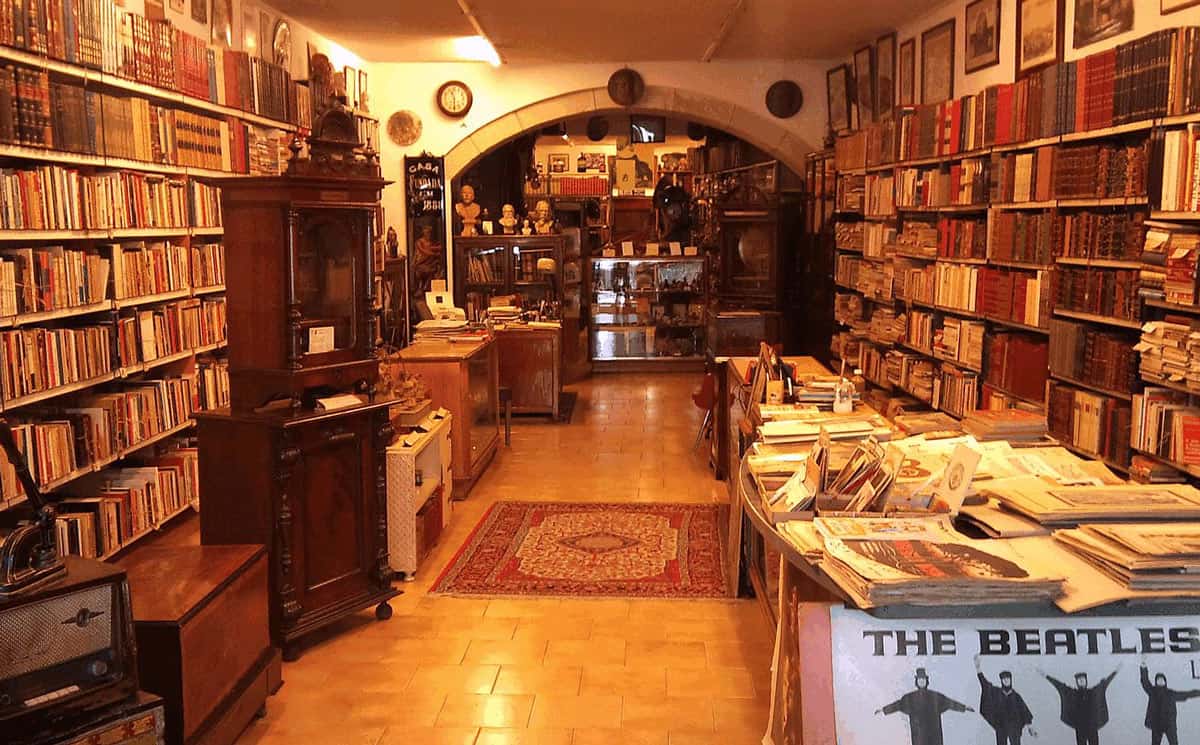 Chamine da Mota bookshop in Porto
