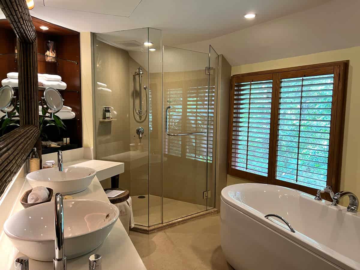 Rayavadee room bathroom